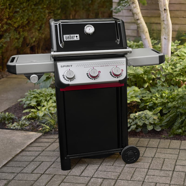 Weber SPIRIT E-335 GBS Gasgrill in einem Garten