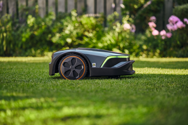 STIHL iMOW 7 EVO Mähroboter auf grünem Rasen mit Gartenhintergrund