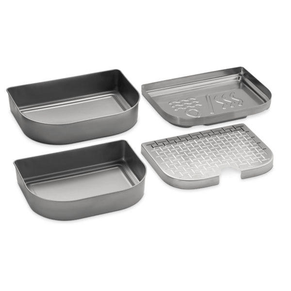 Edelstahl Grillzubehör-Set auf dunkelgrünem Hintergrund