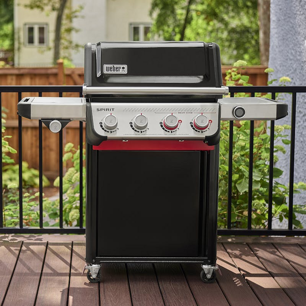 Weber SPIRIT EP-435 GBS Gasgrill auf Holzterrasse mit grüner Umgebung