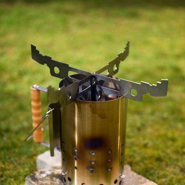 Petromax Universalkreuz montiert auf einem Raketenofen im Freien