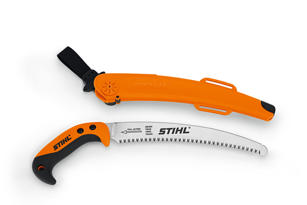 STIHL Astsäge PR 33 C mit ergonomischem Griff und gebogenem Sägeblatt auf weißem Hintergrund