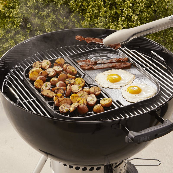 Weber 2in1 Sear Grate & Grillplatte auf einem Grill mit Kartoffeln, Eiern und Speck im Freien