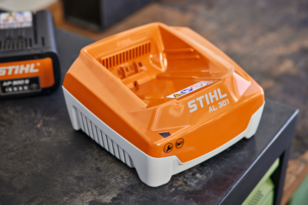 Stihl AL 301 Schnellladegerät auf einer Werkbank