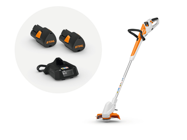 Stihl FSA 30 Akku-Motorsense mit zwei Akkus und einem Ladegerät auf weißem Hintergrund