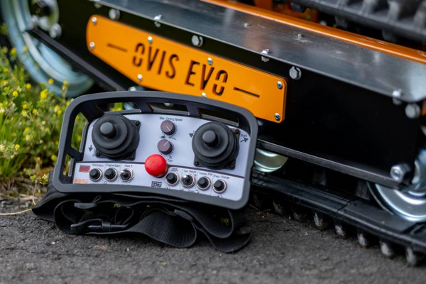 Fernsteuerung des AS 1000 Ovis EVO RC mit Joysticks und Schaltern vor Mäher