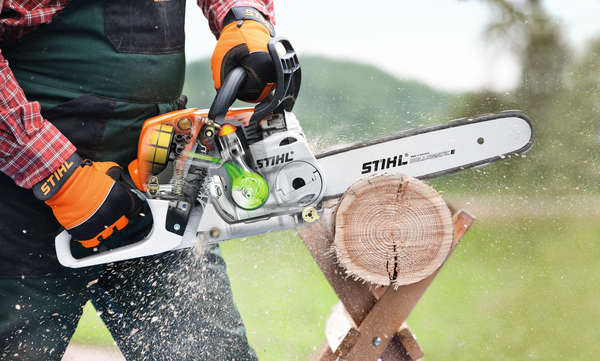 Person sägt Holz mit STIHL MS 231 Motorsäge im Freien