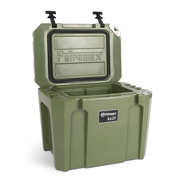 Petromax Kühlbox KX25 in Sandfarbe geöffnet auf einfarbigem Hintergrund