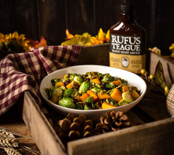 Herbstlicher Gemüsesalat mit Rufus Teague Whiskey Maple BBQ Sauce auf rustikalem Holztisch