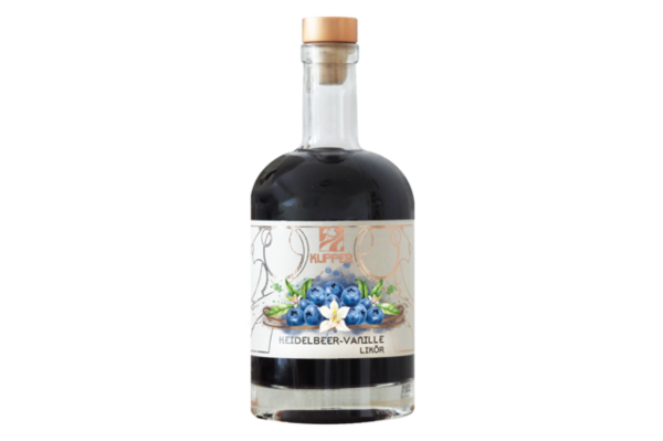 Flasche Kupper Heidelbeere-Vanille-Likör mit Heidelbeeren und Vanille auf dem Etikett