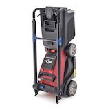 Toro eL36PST Akku-Rasenmäher in aufrechter Lagerung mit rotem und schwarzem Design