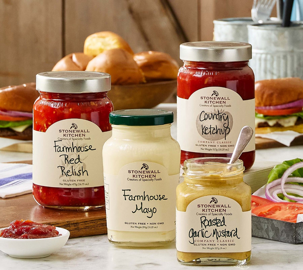 Stonewall Kitchen Ketchup und Gewürze auf Holztisch