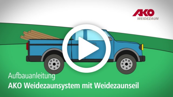 Blauer Pickup-Truck transportiert Weidezaunmaterial auf grüner Wiese