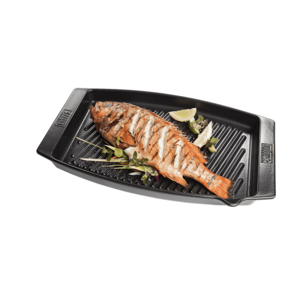 Weber BBQ Keramik-Grillpfanne mit gegrilltem Fisch und Zitronenscheiben