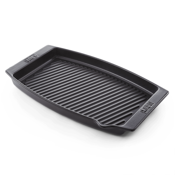 Schwarze Weber BBQ Keramik-Grillpfanne mit geriffeltem Boden auf dunkelgrünem Hintergrund