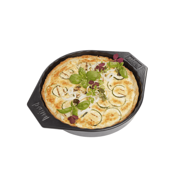 Weber Keramik-Backform mit Kuchen belegt mit Zucchini und Kräutern