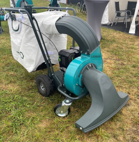 Universalsauger LS 3500 EGO auf Wiese mit großer Ansaugdüse und Industriefilterfangsack