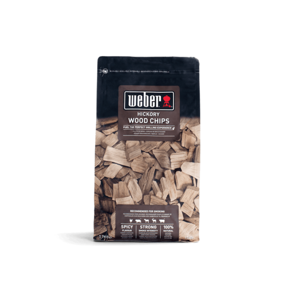 Verpackung von Weber Hickory Räucherchips 700g mit Holzchips im Hintergrund