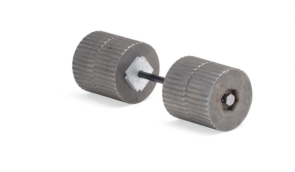 Zwei STIHL Zusatzgewichte für Bodenbearbeitung mit zentraler Bohrung und Verbindung durch Metallstab
