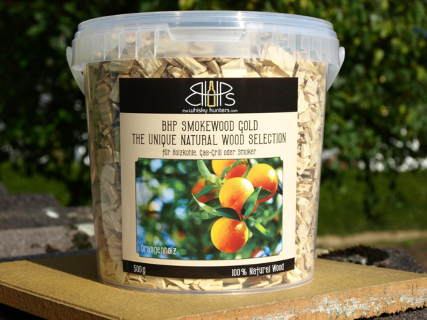 Transparente Box mit BHP Smokewood Gold Orangenholz Räucherchips in natürlicher Umgebung
