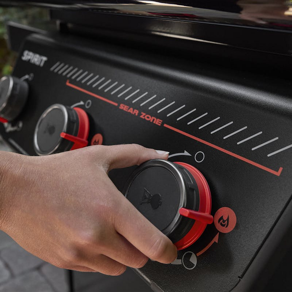 Hand bedient Sear Zone Regler am Weber SPIRIT EP-435R Gasgrill in Stealth Edition