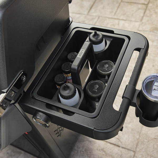 Detailansicht des Seitentisches eines Weber SPIRIT EP-435R Gasgrills mit Grillzubehör