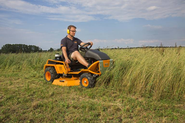 Mann bedient AS 900 Enduro Aufsitzmäher in hohem Gras