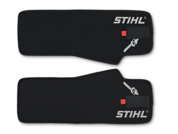 Zwei schwarze STIHL HS-Beinschützer auf heller Oberfläche mit Logo und Heckenschere-Symbol