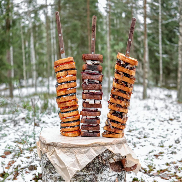 Petromax Grillspieße mit Fleisch und Gemüse im winterlichen Wald