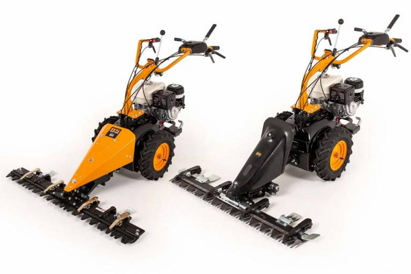 Zwei AS 600 MultiPro Mähgeräte mit Honda Motoren und verstellbaren Holmen