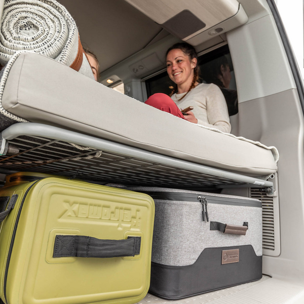 Zwei Frauen verstauen Campingausrüstung in einem Camper mit Petromax Catago Box 50