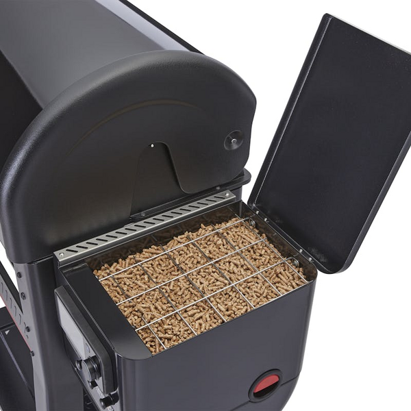 Detailansicht des Weber SEARWOOD XL Holzpelletgrills mit geöffnetem Deckel und sichtbaren Holzpellets