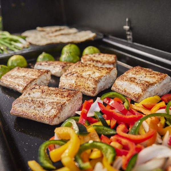 Gegrillte Fischfilets und bunte Paprika auf Weber SEARWOOD XL Holzpelletgrill