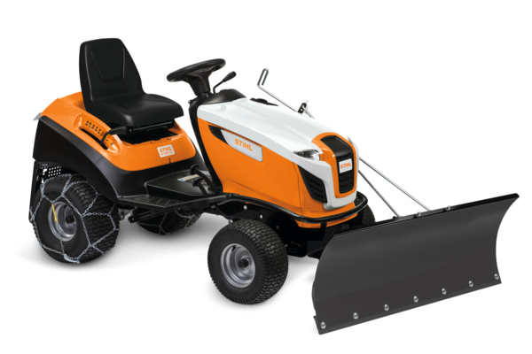 STIHL Aufsitzmäher mit Schneeräumschild und Schneeketten in Studio
