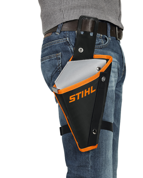Stihl Holster GTA 26 an Gürtel befestigt mit Akku-Gehölzschneider in Studio-Umgebung