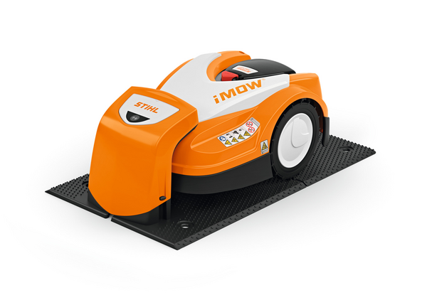 Stihl ADO 401 Dockingstation mit iMOW Mähroboter auf weißem Hintergrund