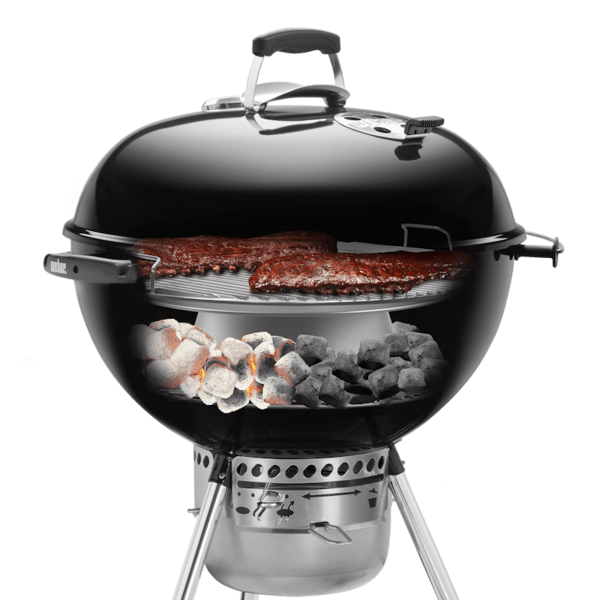 Weber Holzkohle-Kugelgrill mit Fleisch auf Rost und glühenden Kohlen