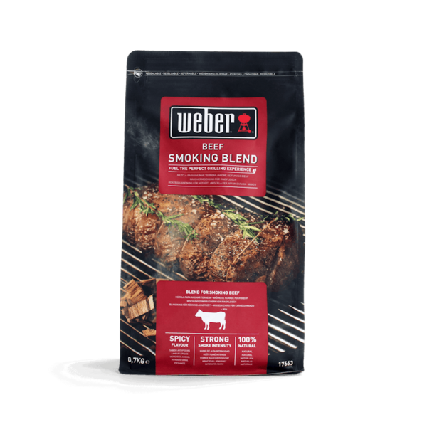 Weber Beef Smoking Blend Räucherchips Verpackung mit Grillfleisch im Hintergrund