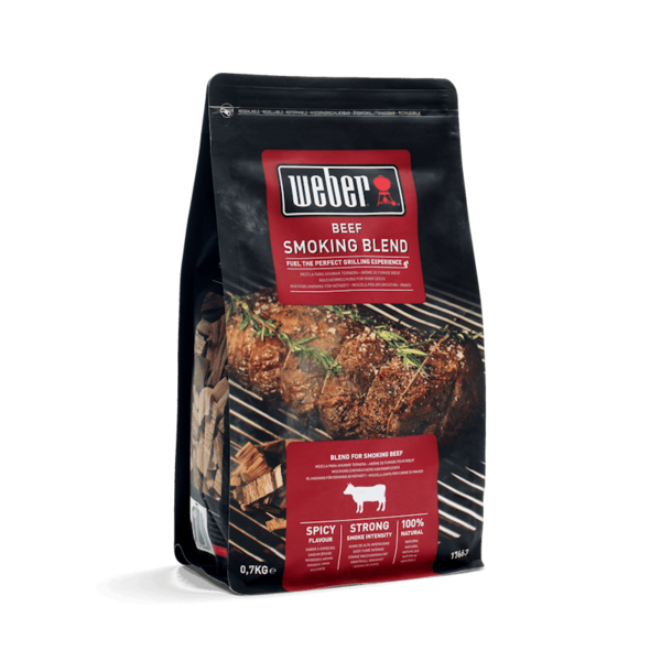 Packung Weber Räucherchips Beef 700g mit Beschreibung und Bild von gegrilltem Fleisch
