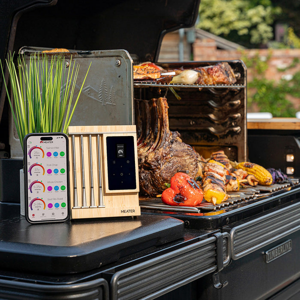 Smartes Grillen mit MEATER Pro XL und Smartphone-App auf einem Outdoor-Grill