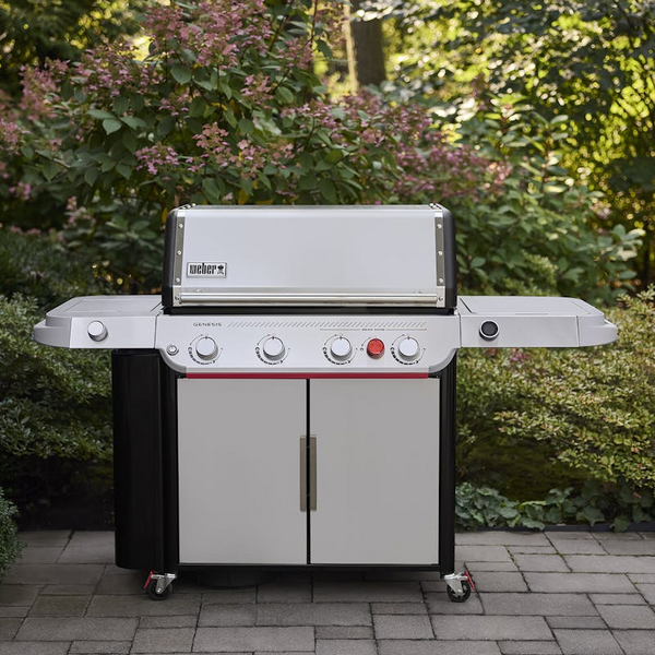 Weber GENESIS SP-435W GBS Gasgrill in einem blühenden Garten