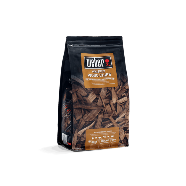 Packung Weber Räucherchips Whiskey 700g vor dunkelgrünem Hintergrund