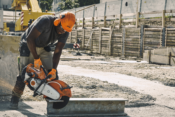 Bauarbeiter verwendet STIHL TS 500i Trennschleifer auf Baustelle