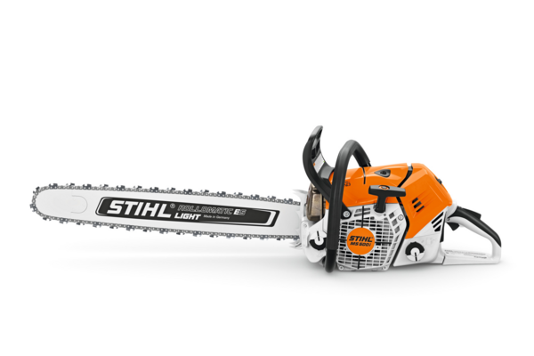 STIHL MS 500i Benzin-Kettensäge auf weißem Hintergrund