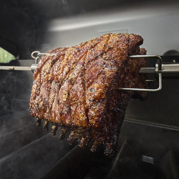 Gegrilltes Fleisch auf Drehspieß im Weber Gasgrill mit aufsteigendem Rauch