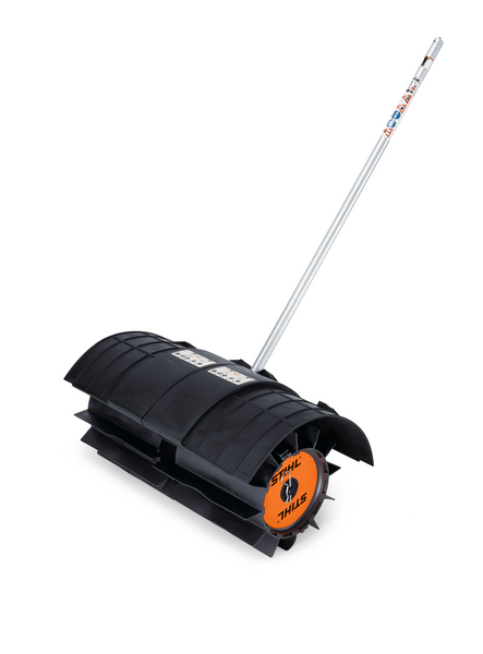 Stihl KW-KM Kehrwalze mit schwarzem Bürstenkopf und orangefarbenem Stihl-Logo