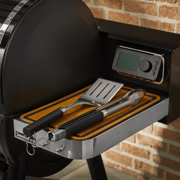 Weber Premium Grillbesteck auf Holzablage eines modernen Grills