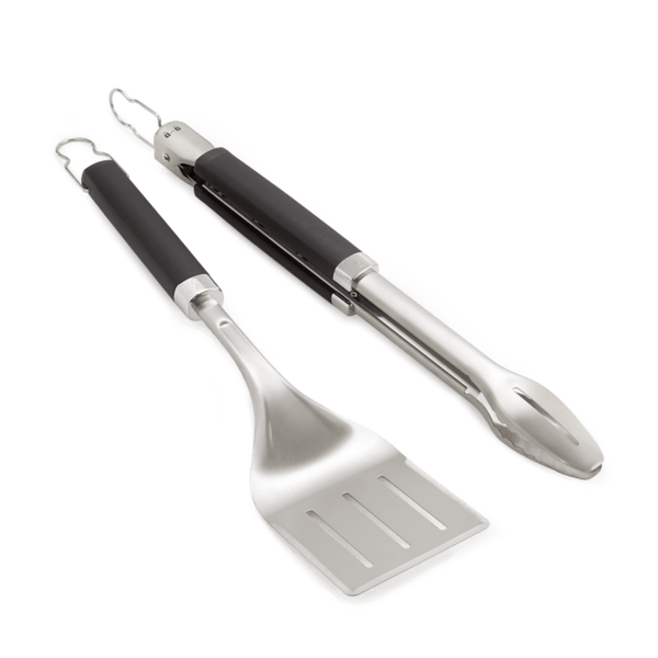 Weber Premium Grillbesteck-Set aus Edelstahl mit schwarzen Griffen auf grünem Hintergrund