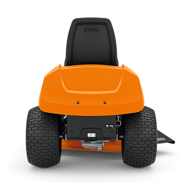 Stihl RT 4112 SZ Aufsitzmäher von hinten mit Turf-Reifen und schwarzem Sitz auf weißem Hintergrund