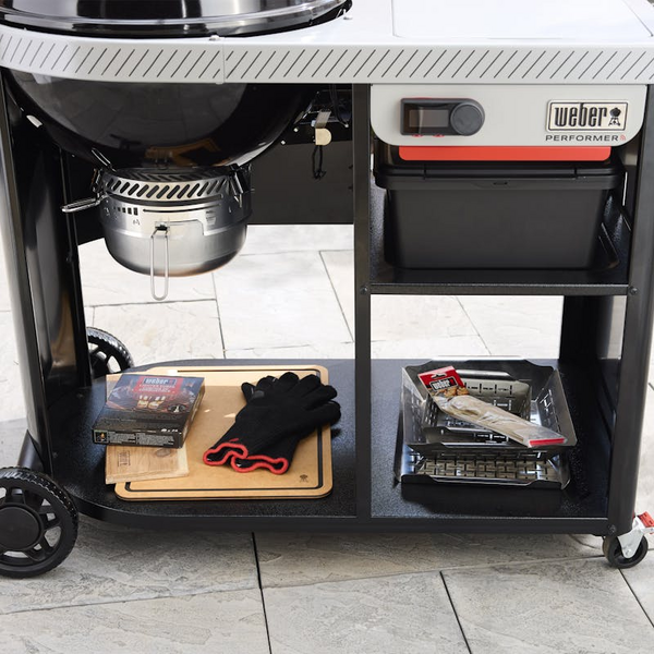 Weber Performer Premium Smart Holzkohlegrill auf Rollwagen mit Zubehör auf Terrasse